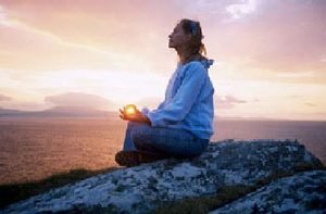 mujer meditando al aire libre