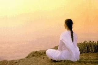 Mujer sentada mirando el mar