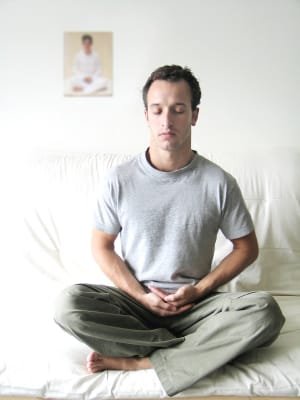 hombre meditando